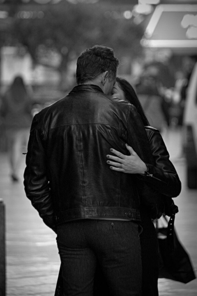Couple amoureux qui s'embrassent dans la rue