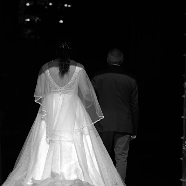 La mariée et son père rentrent dans l'église