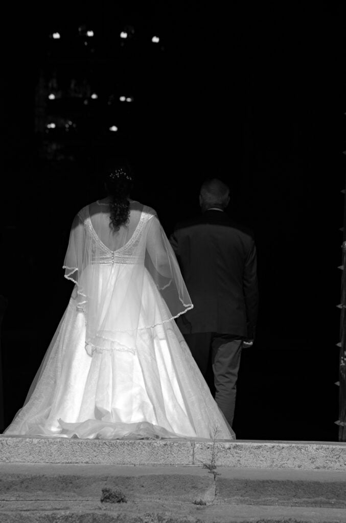 La mariée et son père rentrent dans l'église
