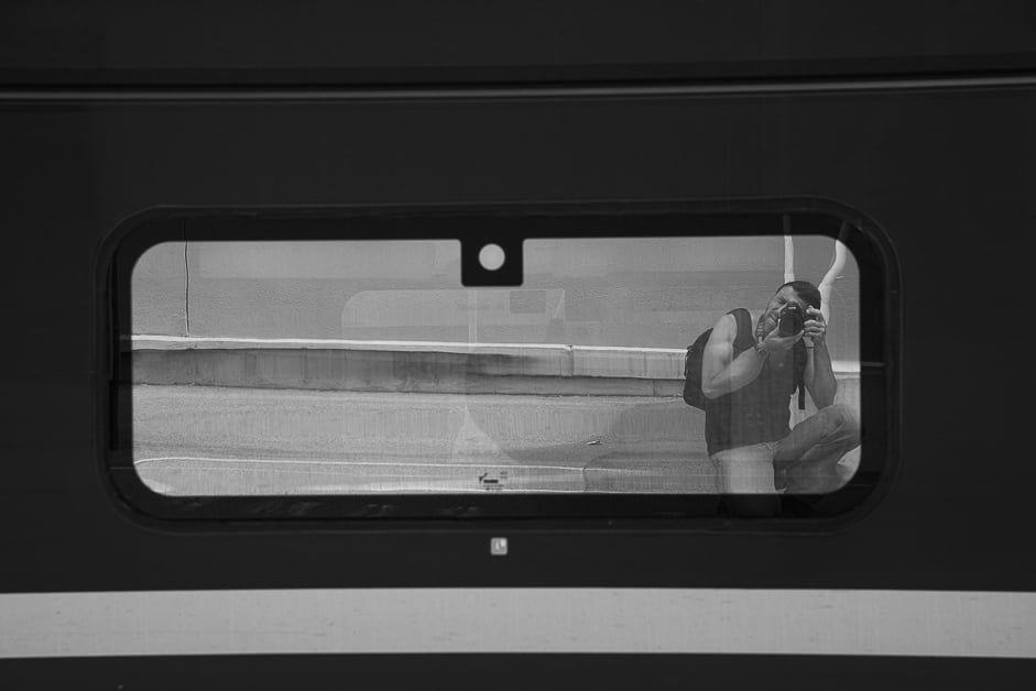 Mon reflet dans une vitre du TGV